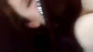 Мъж balgarsko porno пъхна петел в гладката путка на момиче, докато тя спеше