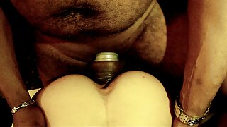 Двама черни български порно филми на леглото, гледащи тялото на брюнетка с големи пишки
